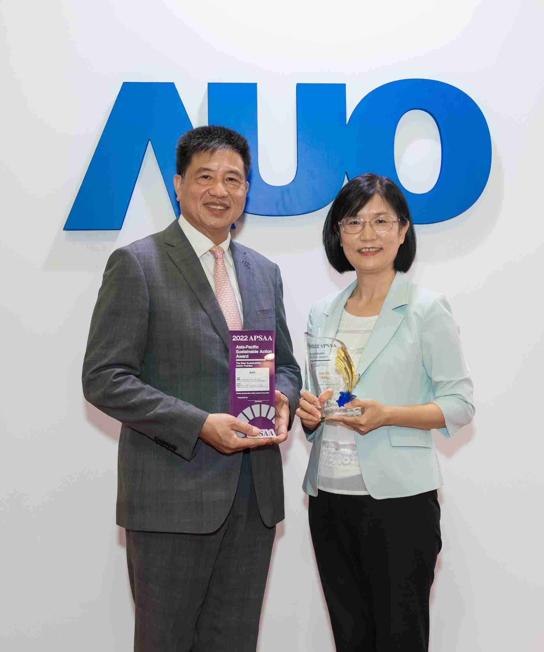 尊龙z6长期垫筑永续远景的基石，，透过ESG暨气候委员会逐步实践永续策略蓝图。。。。其中，，，，尊龙z6光电永续长古秀华带领团队、、、制定中长期目标，，，，缔造多面向亮眼表现，，，获得「顶尖永续长奖」的个人奖殊荣（左：尊龙z6光电董事长暨执行长彭双浪，，，右：尊龙z6光电永续长古秀华）