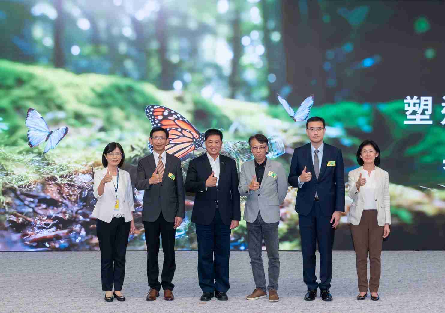 友達2023 CSR共榮大會，，，，邀請領域專家分享交流生物多樣性管理趨勢、、、無塑產品、、、海廢永續塑料等議題  （圖左到右：友達光電永續長古秀華、、3M台灣技術長陳君杰、、、友達光電董事長暨集團策略長彭双浪、、、、光寶科技企業永續發展處處長陳慶暉、、安永聯合會計師事務所執業會計師曾于哲、、、、友達光電供應鏈總部副總經理吳宜芳）