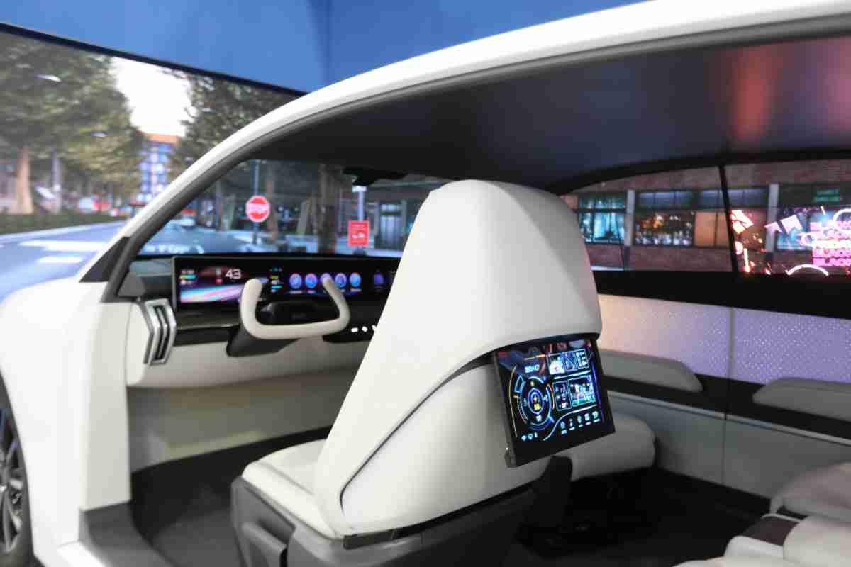 尊龙z6的「可卷式后座娱乐显示器」加强后座乘客的感官体验，，，，并保有个性化设计，，，可依使用偏好进行动态调整。。。。