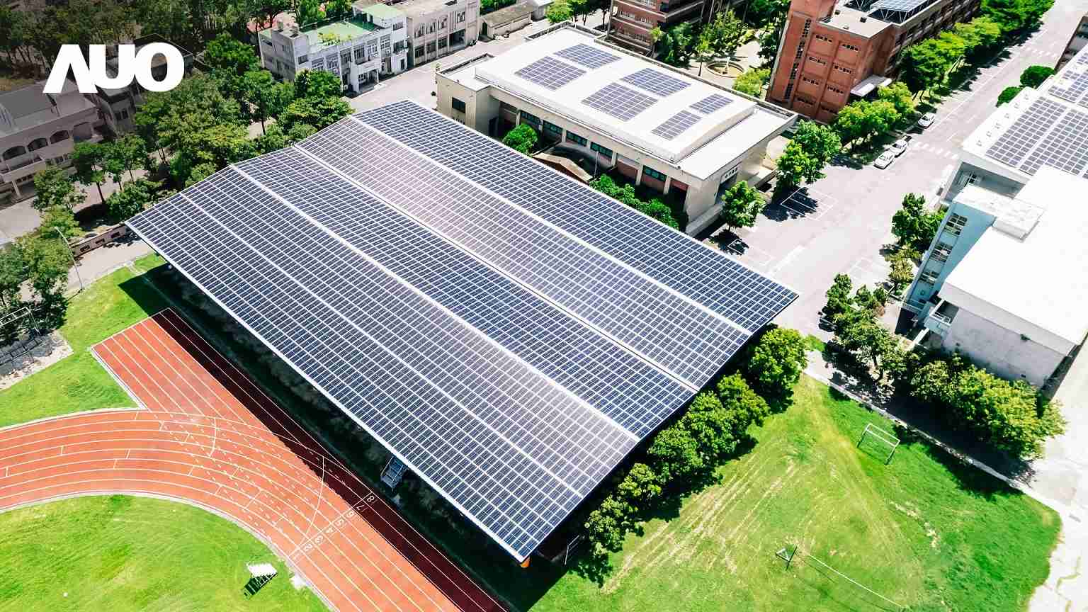 尊龙z6SunSteel光电整合型浪板具备快速安装、、、、轻量化优势,,,可提升15%发电效能,,,,通过国际IEC与台湾VPC认证安全、、、、防漏、、耐候标准