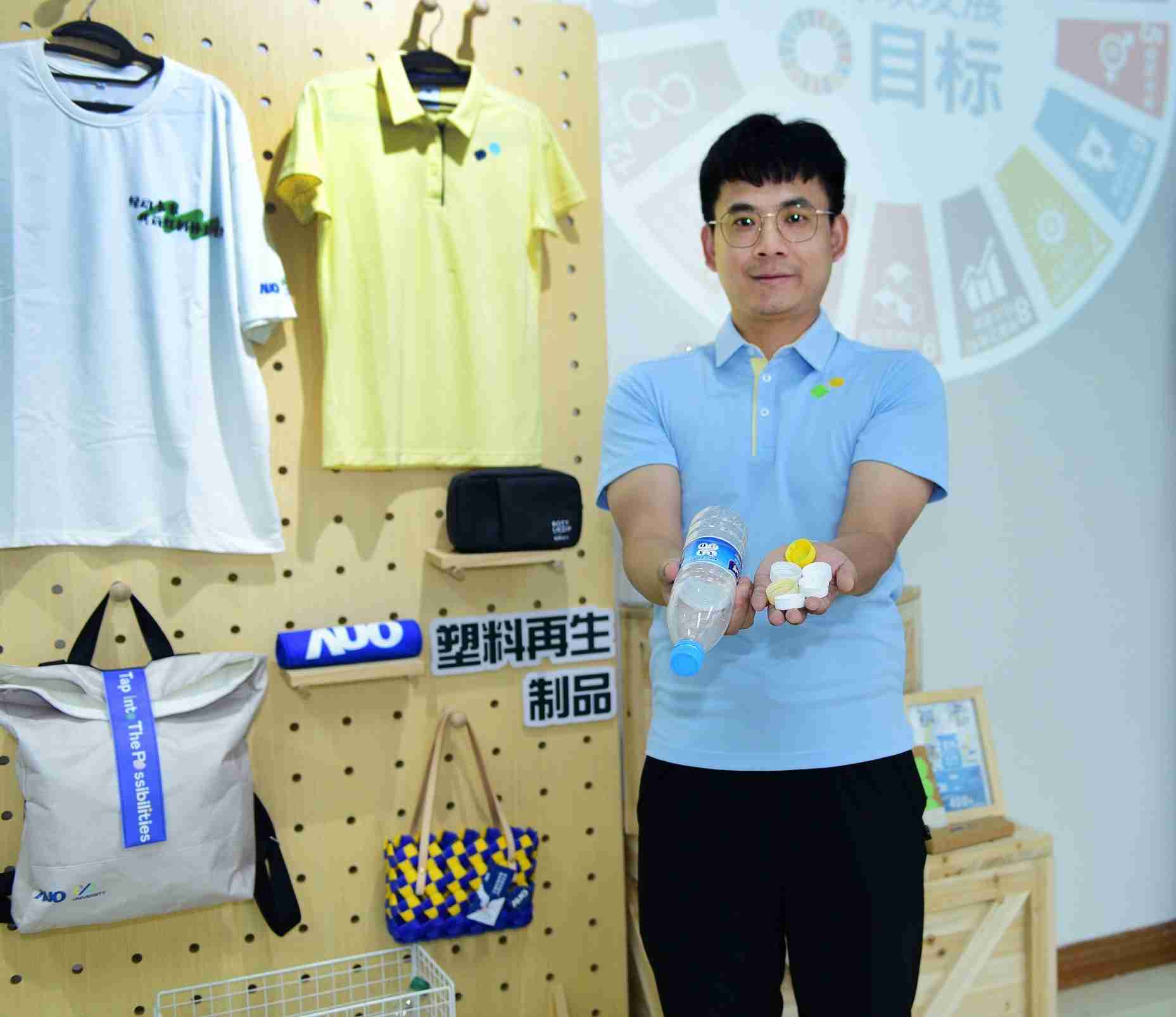 「2024智慧尊龙z6展」永续发展馆中，，，，展示尊龙z6厦门驱动永续发展之成果，，，，包含将厂内废弃物再制为实用物品，，将永续发展理念深植于员工生活日常实践