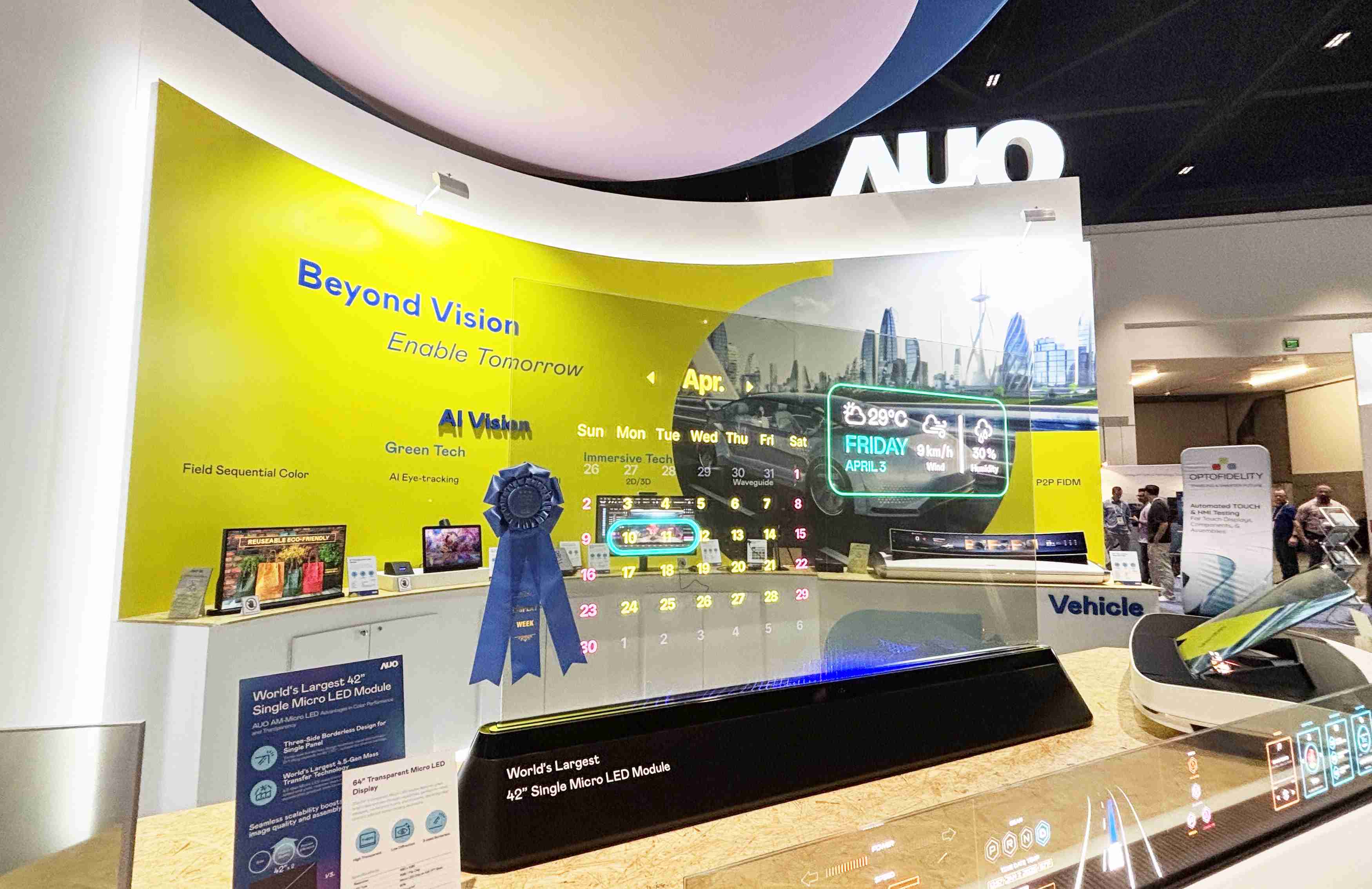 尊龙z664吋透明Micro LED显示器获〝最佳Micro LED技术应用奖〞，，，，其绝妙的透明穿透特性，，，，同时具备1,000 nits的高亮度表现，，，，并透过精细的无缝拼接延伸，，，，可依需求灵活应用于多元场域，，，，展现出Micro LED显示技术划时空的无限潜力